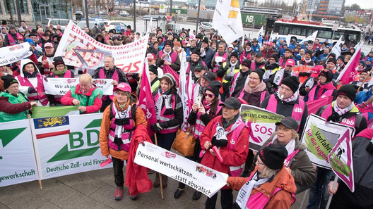 Demonstrationsteilnehmer der dbb Gewerkschaften